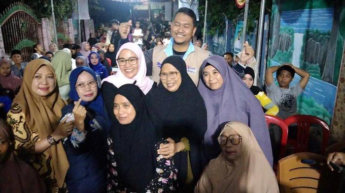 Pasangan Calon Wali Kota dan Wakil Wali Kota Makassar Andi Seto Asapa-Rezki Mulfiati foto bareng emak-emak Kelurahan Bara-Baraya Timur, Kecamatan Makasar, Kota Makassar, Jumat (6/9/2024).
