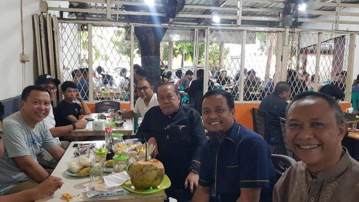 Andi Sudirman, Natsir Ali, dan Basli Ali berdiskusi tentang subsidi penerbangan dan pengembangan sektor pertanian serta kelautan Selayar, di Makassar, Jumat (13/12/2024).