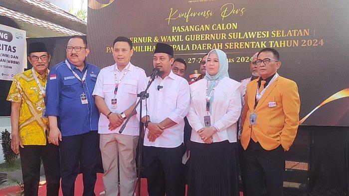 Bakal calon Gubernur Sulsel Andi Sudirman Sulaiman saat menyampaikan sambutan selepas pendaftaran di Kantor KPU Sulsel, Jl AP Pettarani, Kota Makassar, Kamis (29/8/2024).