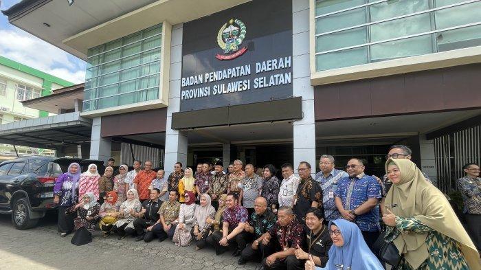 Gubernur Sulsel Andi Sudirman Sulaiman kala foto bersama kepala OPD didepan Kantor Bapenda Sulsel Kamis (6/7/2023).
