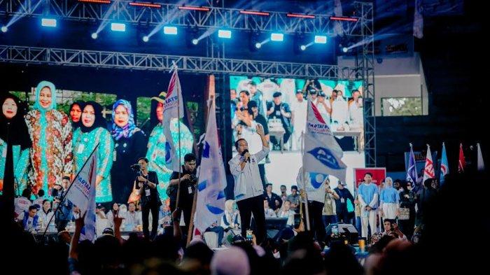 Calon Gubernur Sulawesi Selatan (Sulsel) Andi Sudirman Sulaiman saat menyampaikan orasinya dalam pelaksanaan kampanye akbar Andalan Hati di Gelanggang Olahraga (GOR) Sudiang, Kota Makassar, Sabtu (23/11/2024).