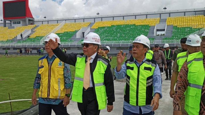 Anggota DPR RI, Taufan Pawe (dua kiri) saat berkunjung ke Stadion Gelora BJ Habibie Parepare, Sulawesi Selatan, Jumat (27/12/2024).