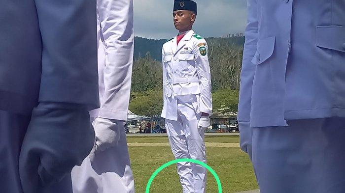 Anggota Paskibra Kabupaten Luwu, Sulawesi Selatan Muh Talib. Saat bertugas mengibarkan bendera merah putih di Lapangan Andi Djemma, Kota Belopa sepatu sebelah kirinya lepas.