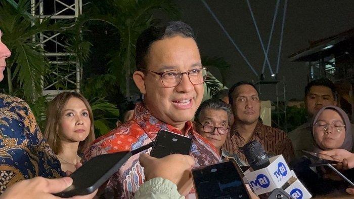 Bakal calon gubernur (cagub) di kontestasi Pilkada Jakarta 2024 Anies Baswedan saat ditemui wartawan di kawasan Pasar Minggu, Jakarta Selatan, Rabu (19/6/2024). Anies Baswedan kian kokoh di puncak klasemen, elektabilitasnya semakin tak terbendung.