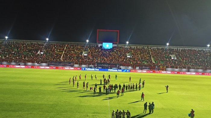 PSM MAKASSAR. Suasana Anthem yang dilakukan pemain PSM Makassar usai berakhirnya laga melawan Semen Padang beberapa waktu lalu.