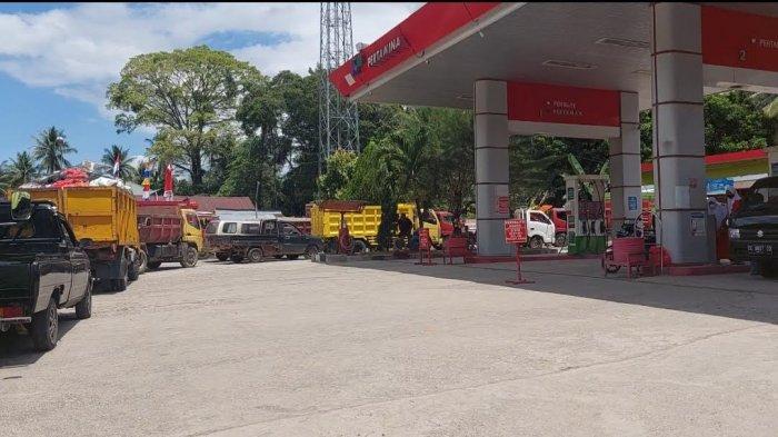 Antrean kendaraan di SPBU Bengkulu