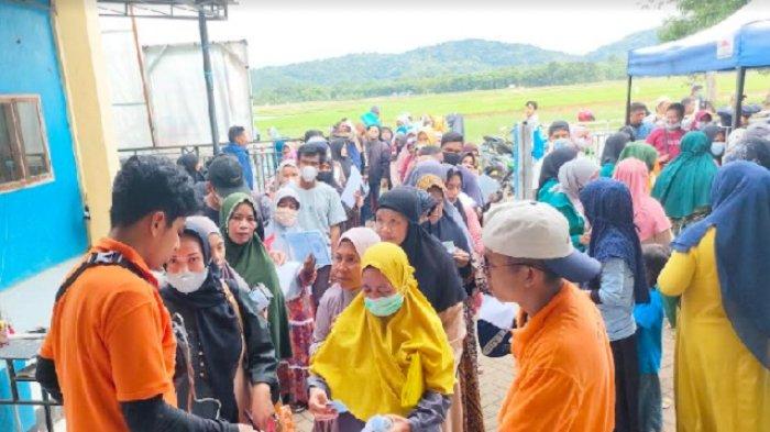 Antrean panjang penerimaan BLT di Kantor Desa Tanete, Kecamatan Simbang, Kabupaten Maros, Sulawesi Selatan, Sabtu (3/12/2022).