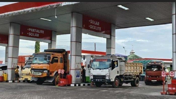 Antrean panjang truk di SPBU Batangase, Jl Poros Maros-Makassar, Bontoa, Kecamatan Mandai, Kabupaten Maros, Sulawesi Selatan, Kamis (13/6/2024). 