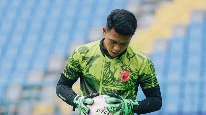 Kiper PSM Makassar, M Ardiansyah saat official training lawan PSS Sleman pada pekan 14 Liga 1 2024/2025 di Stadion Batakan, Balikpapan, Kalimantan Timur, Kamis (12/12/2024) sore. PSM Makassar imbang 1-1 lawan PSS Sleman di Stadion Batakan, Jumat (13/12/2024).