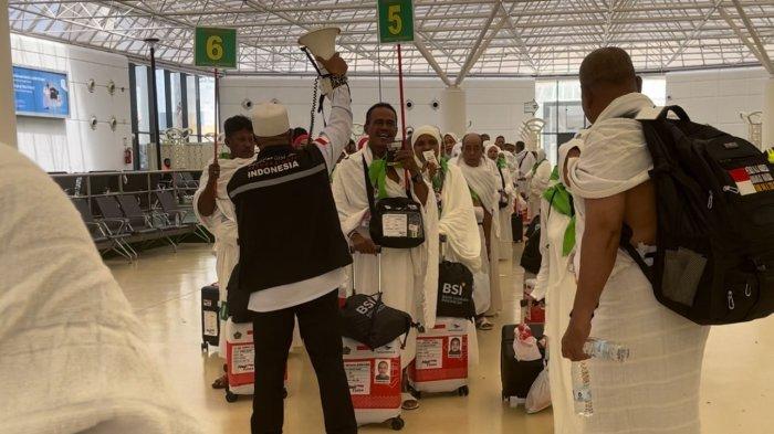 KAMPANYE BUGIS - Bimbad Sektor C Daker Bandara Ustad Amran Beddu Borahima berteriak lewat pengeras suara di tengah jemaah haji Indonesia Kloter 22 UPG dalam Paviliun B4 King Abdul Aziz International Airport Jeddah, Arab Saudi, Selasa (28/5/2024). Ustad Amran Beddu Borahima mengajak jemaah tetap fokus untuk berihram, sholat sunnat, dan berniat sebab waktu mereka di paviliun sangat terbatas.