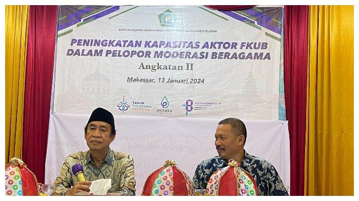 Ketua Komisi VIII DPR RI Ashabul Kahfi menyampaikan penjelasan di samping Pj Kepala Kemenag Sulsel Dr Ali Yafid di hadapan ratusan tokoh Forum Komunikasi Umat Beragama (FKUB) Sulsel dan Komunitas Satu Hati dalam acara Peningkatan Kapasitas Aktor FKUB dalam Pelopor Moderasi Beragama di Hotel Lamacca, Jl AP Pettarani, Makassar, Sabtu (13/1/2024) malam.