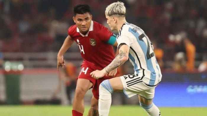 Bek kanan Timnas Indonesia, Asnawi Mangkualam berduel dengan pemain Timnas Argentina, Alejandro Garnacho dalam laga FIFA Matchday edisi Juni 2023 di Stadion Utama Gelora Bung Karno (SUGBK), Jakarta, Senin (19/6/2023). 