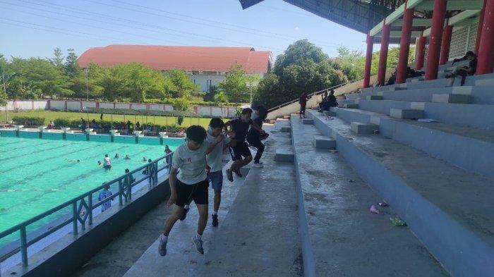 Atlet Kempo Sulsel latihan fisik di tribune Kolam Renang Unhas, Jl Perintis Kemerdekaan KM 10, Kecamatan Tamalanrea, Kota Makassar, Sabtu (3/8/2024). Atlet Kempo Sulsel menanti kepastian TC.