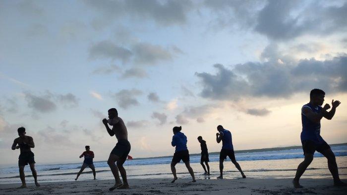 Atlet Tinju Sulsel try out di Pantai Legian, Denpasar, Bali, Kamis (1/8/2024).  Try out persiapan menuju PON XXI Aceh-Sumut 2024.