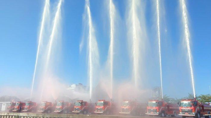 Atraksi Water Dance Dinas Pemadam Kebakaran Kota Makassar di Anjungan MNEK meriahkan HUT Ke-79 Kemerdekaan RI yang dipusatkan di kawasan anjungan Pantai Losari, Sabtu (17/8/2024).
