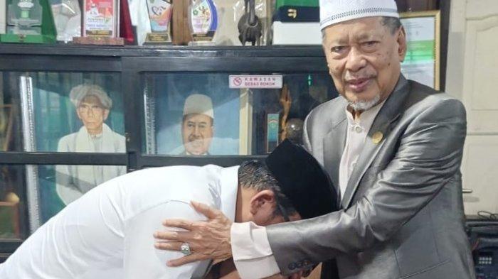 Bakal calon wakil gubernur Sulawesi Selatan, Azhar Arsyad kunjungan ke kediaman Pimpinan Pondok Pesantren DDI Mangkoso,  AGH Prof Dr M Faried Wadjedy MA didampingi Pimpinan Kampus I DDI Mangkoso Ustad Ahmad Rasyid Amberi Said dan Ketua STAI DDI Mangkoso Dr KH Muhammad Agus SThi di Mangkoso, Barru, Rabu (11/9/2024) malam