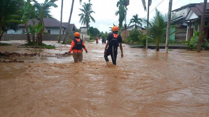 BANJIR LUWU - Banjir merendam Kecamatan Larompong, Kabupaten Luwu, Sulawesi Selatan, Sabtu (10/5/2025). Banjir terjadi setelah hujan berjam-jam melanda dimulai pukul 12.00 Wita siang.