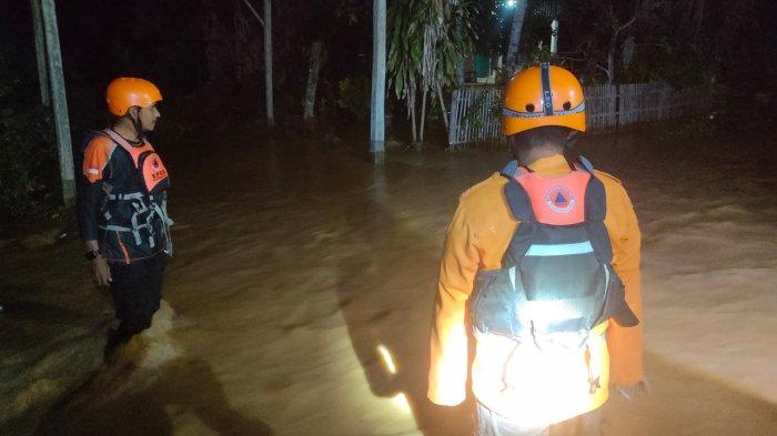 BANJIR LUWU - Hujan deras yang mengguyur Kabupaten Luwu, Sulawesi Selatan menyebabkan banjir dan tanah longsor di beberapa wilayah, Selasa (18/3/2025). Banjir merendam ratusan rumah di Kecamatan Larompong dan Suli. BPBD Luwu menyebut, setidaknya ada 150 rumah warga yang terdampak akibat banjir.
