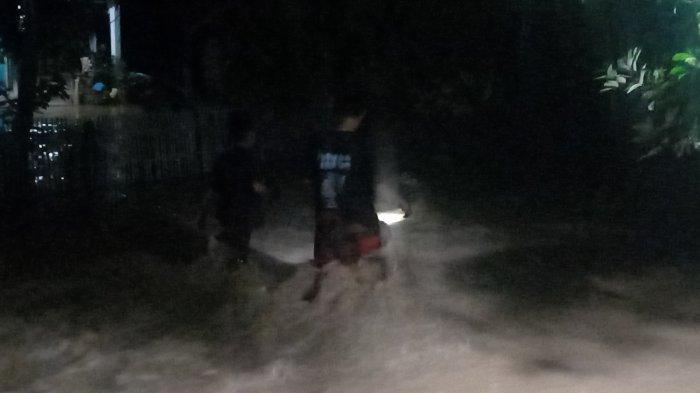 BANJIR LUWU - Pemukiman warga di Dusun Cappie, Kecamatan Larompong, Kabupaten Luwu terendam banjir, Selasa (18/3/2025) malam. Hujan lebat di hulu Sungai Larompong dan Suli, Kabupaten Luwu, Sulawesi Selatan menyebabkan meluapnya air hingga ke permukiman warga. Air merendam permukiman warga di Kecamatan Larompong dan Suli.