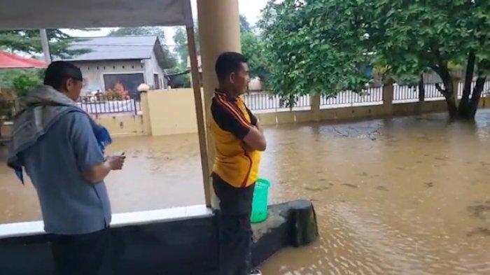 BANJIR MAROS - Banjir kembali melanda sejumlah wilayah di Kecamatan Tompobulu, Kabupaten Maros, Sulawesi Selatan, Jumat (11/4/2025). Dari video yang beredar nampak banjir merendam pemukiman warga bahkan hingga kantor Polsek Tompobulu.
