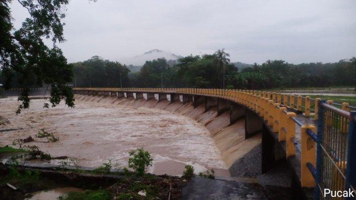 BANJIR MAROS - Bendung Leko Pancing di Desa Pucak, Kecamatan Tompobulu, Kabupaten Maros, Sulawesi Selatan kini berstatus Waspada , Minggu (9/2/2025). Ketinggian air saat ini mencapai 75 CM di atas mercu