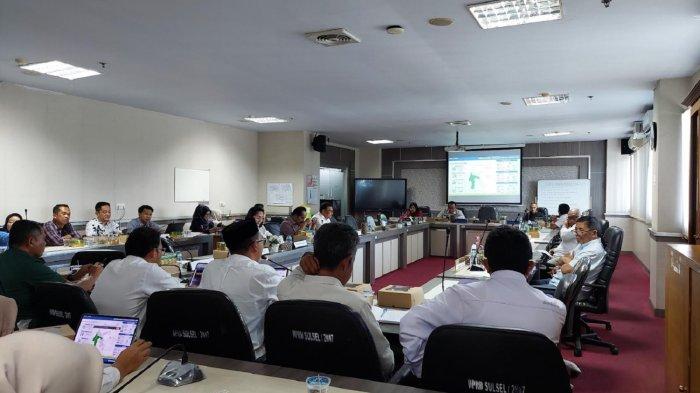 BERAS IMPOR - Kepala Perum Bulog Wilayah Sulawesi Selatan dan Barat (Sulselbar) Fahrurozi hadiri RDP bersama Komisi B DPRD Sulsel di Lantai 4 Gedung DPRD Sulsel, Jl Urip Sumoharjo Makassar, Selasa (29/4/2025) siang. DPRD Sulsel curiga gudang bulog masih dipenuhi beras impor.