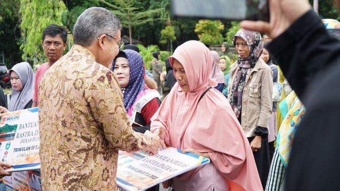 Penyaluran bantuan beras peduli tahap 3 kepada masyarakat pra sejahtera oleh Walikota, Taufan Pawe.