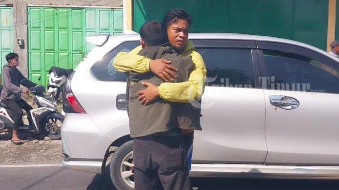 BLOKADE JALAN - Saat Aipda Syamsuardi Syarif menenangkan warga yang memblokade Jalan Poros Binamu, Jeneponto, Sabtu (12/4/2025), terkait dugaan kasus pelecehan.