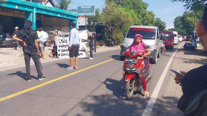 BLOKADE JALAN - Suasana mencekam di Jalan Poros Kecamatan Binamu, Jeneponto, Sulawesi Selatan, Sabtu (12/4/2025) siang, setelah warga melakukan blokade jalan.