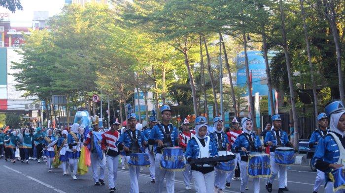 Fun walk diiringi Marching Band dari SMA Hang Tuah Makassar pada acara Region Celebration yang digelar BNI Regional Office 07 Makassar, Minggu (30/7/2023).