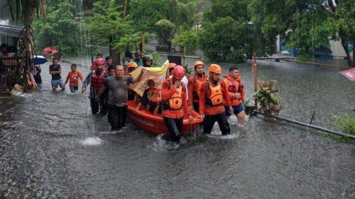 EVAKUASI WARGA - BPBD Makassar evakuasi warga terdampak banjir di Inspeksi Kanal Kalurahan Mandala, Kecamatan Mamajang, Makassar, Minggu (15/12/2024).