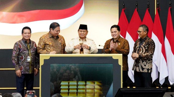 JADI BANK EMAS SYARIAH PERTAMA - PT Bank Syariah Indonesia Tbk (BSI) Resmi menjadi bank emas syariah pertama di Indonesia. Bank Emas menjadi bagian transformasi Besar untuk pengembangan ekosistem keuangan syariah di Indonesia. 

Layanan Bank Emas diresmikan oleh Presiden Republik Indonesia Prabowo Subianto (tengah) didampingi Direktur Utama BSI Hery Gunardi (kiri), Menteri Koordinator Bidang Perekonomian Airlangga Hartarto (dua dari kiri), Menteri BUMN Erick Thohir (empat dari kiri) dan Direktur Utama PT Pegadaian Damar Latri Setiawan (paling kanan).