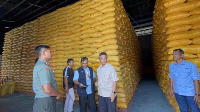 BULOG PALOPO - Pimpinan Bulog cabang Palopo dan Dandim 1403 Palopo tinjau langsung Gudang Bara Bulog Palopo, Rabu (16/4/2025). Bulog akui kurangnya penggilingan dan kapasitas gudang yang kurang menjadi kendala dalam penyerapan gabah. 