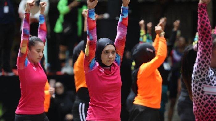 Sejumlah peserta mengikuti pelaksanaan Aerobic, Zumba and Line Dance Competition yang dilaksanakan di Bugis Water Park (BWP), Makassar, Minggu (26/5/30/2024). Ribuan peserta yang berpartisipasi berasal dari berbagai kelompok umur. Mulai anak hingga emak-emak. Pelaksanaan event ini digelar bersamaan dengan rangkaian perayaan HUT Bukit Baruga dan BWP.