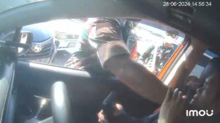 Screenshot video viral driver taksi online dikeroyok oknum berseragam. Peristiwa ini dikabarkan terjadi di Bandara Sultan Hasanuddin Makassar di Maros, Sulsel, Jumat (28/6/2024).