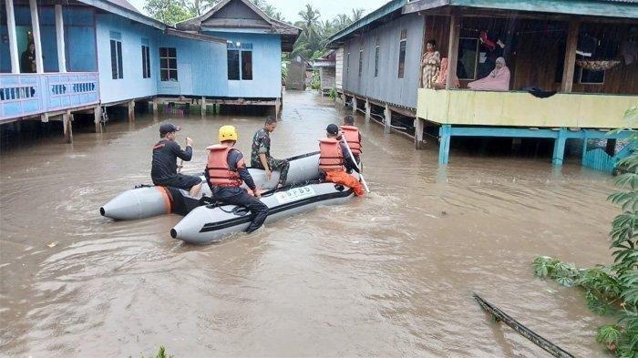 Banjir merendam rumah warga di Kabupaten Soppeng beberapa waktu lalu. BPBD Sulsel tengah fokus pada rehabilitasi rumah-rumah rusak dan bantuan terus mengalir untuk korban.