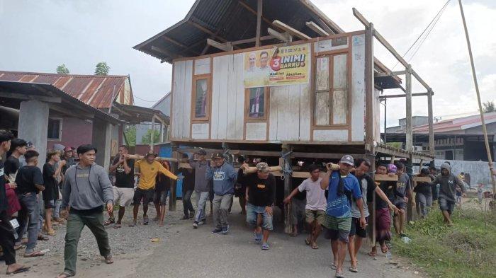 Suasana gotong royong pemindahan rumah di Lojie, Desa Bojo, Kecamatan Malusetasi, Kabupaten Barru, Sulsel, Jumat (1/11/2024).