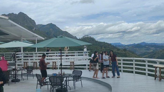 Pengunjung berfoto di Batara Rest Area, Desa Bamba Puang, Kecamatan Anggeraja, Kabupaten Enrekang, Sulawesi Selatan, Senin (23/12/2024). 