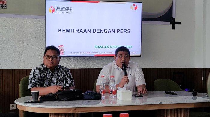 Ketua Bawaslu Makassar Dede Arwinsyah saat menjelaskan kepala daerah dilarang menadi Ketua Tim Kampanye di Cafe 168, Jl Toddopuli, Kota Makassar, Senin (23/10/23) siang.