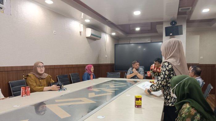 Beberapa warga Perumahan Aero Home Estate mengadu ke DPRD Kota Makassar, Kamis (26/6/2025). Mereka diterima oleh Wakil Ketua Komisi C Bidang Infrastruktur, Fasruddin Rusli.