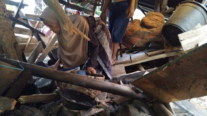 Rumah warga di Desa Bonto Katute, Kecamatan Sinjai Borong, Kabupaten Sinjai, Sulawesi Selatan, Becce (70) rusak diterjang angin kencang.