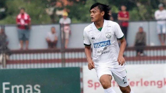 Mantan bek Gresik United, Dimas Sukarno berseragam PSM Makassar untuk Liga 1 musim 2024 / 2025.