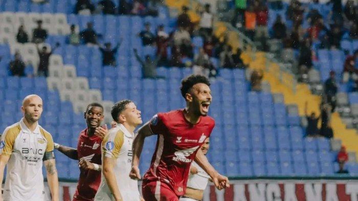 Bek PSM Makassar, Aloisio Neto Soares selebrasi gol saat lawan Dewa United pada pekan ketiga Liga 1 2024/2025 di Stadion Batakan, Balikpapan, Kalimantan Timur, Senin (26/8/2024).