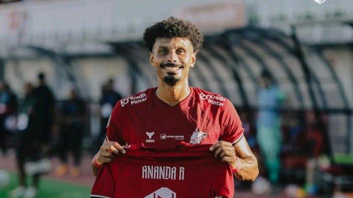 CEDERA ANANDA – Bek PSM Makassar, Aloisio Soares membentangkan jersey Ananda Raehan usai membobol gawang Semen Padang pada pekan 28 Liga 1 2024/2025 di Stadion BJ Habibie, Parepare, Kamis (11/4/2025). Ananda Raehan alami cedera metarsal.