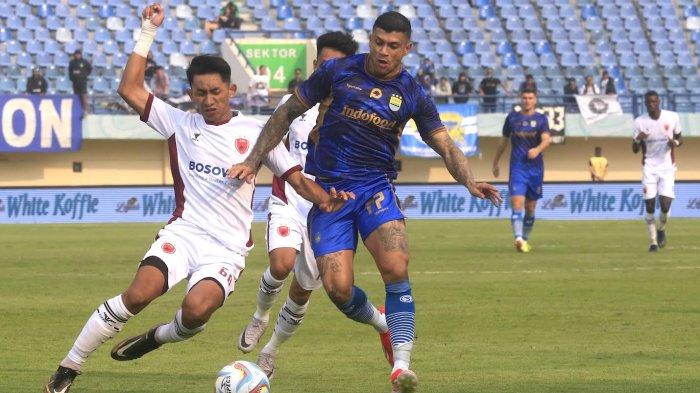 Bek PSM Makassar, Daffa Salman duet dengan penyerang Persib Bandung, Ciro Alves di Grup A Piala Presiden 2024 di Stadion Si Jalak Harupat, Kabupaten Bandung, Jawa Barat, Jumat (18/7/2024).