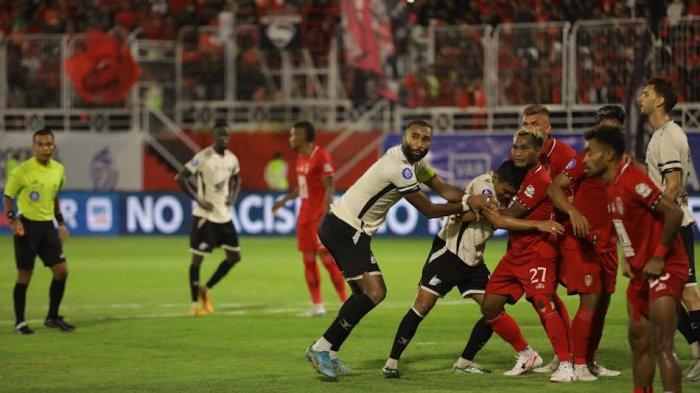 Bek PSM Makassar, Yuran Fernandes ambil ancang-ancang menyambut tendangan sudut saat lawan Malut United pada pekan 15 Liga 1 2024/2025 di Stadion Kie Raha, Ternate, Maluku Utara, Selasa (17/12/2024) sore. Pelatih PSM Makassar, Bernardo Tavares poin 24 dikumpulkan timnya tidaklah buruk.
