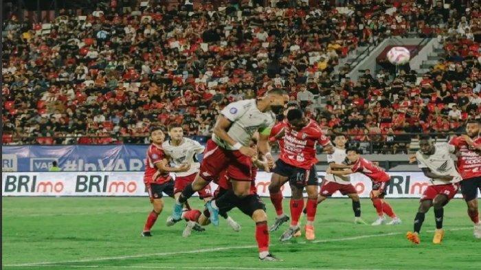 Bek PSM Makassar, Yuran Fernandes menyundul bola saat lawan Bali United pada pekan ke-13 Liga 1 2024/2025 di Stadion Kapten I Wayan Dipta, Gianyar, Bali, Sabtu (7/12/2024) malam.