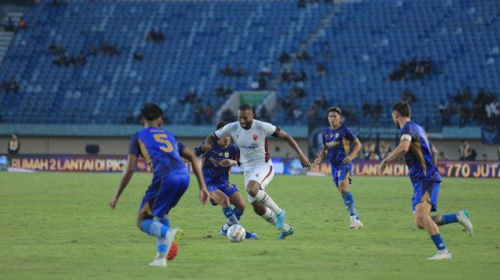 Bek PSM Makassar, Yuran Fernandes dijaga oleh empat pemain Persib Bandung di pertandingan perdana Grup A Piala Presiden 2024 di Stadion Si Jalak Harupat, Kabupaten Bandung, Jawa Barat, Jumat (19/7/2024). PSM Makassar memiliki tiga pekerjaan rumah pasca kalah 2-0 dari Persib.