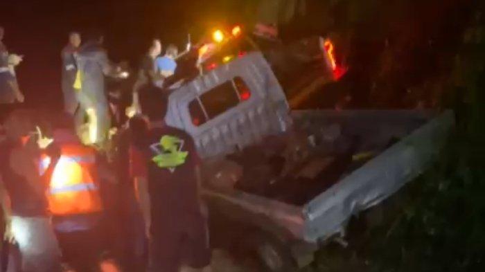 Bencana tanah longsor di Dusun Padang, Desa Rante Balla, mengakibatkan 2 korban meninggal dunia, Sabtu (25/1/2025).Tim SAR dan warga terus berusaha evakuasi korban yang terjebak.