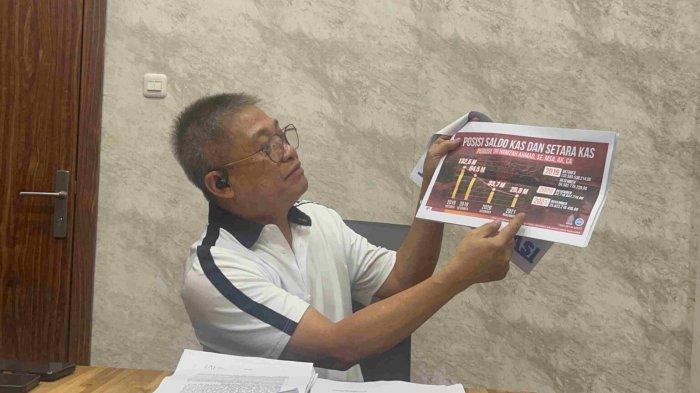 PDAM MAKASSAR - Eks Direktur PDAM Makassar Beni Iskandar memberi keterangan pers di sebuah kafe di Jl Hertasning Makassar, Selasa (10/6/2025) sore. Beberapa jam sebelumnya, Danny Pomanto juga diperiksa jaksa, menyusul Beni dan direksi lainnya diperiksa penyidik Kejati Sulsel di kasus dana cadangan PDAM Makassar.